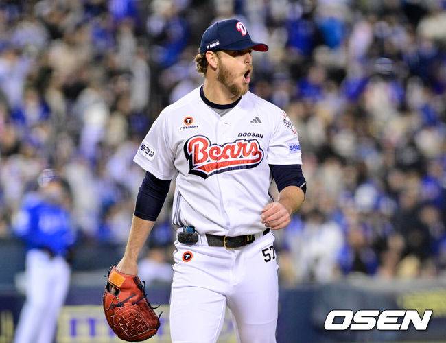 [OSEN=잠실, 조은정 기자]28일 서울 송파구 잠실야구장에서 2025 신한 SOL Bank KBO리그 두산 베어스와 삼성 라이온즈의 경기가 열렸다.이날 홈팀 두산은 콜어빈을, 원정팀 삼성은 후라도를 선발 투수로 내세웠다.7회초 이닝을 마친 두산 콜어빈이 더그아웃으로 향하며 삼성 박병호를 향해 소리치고 있다. 2025.03.28 /cej@osen.co.kr