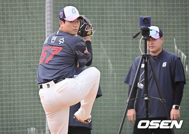 [OSEN=타이난(대만) , 이석우 기자] 프로야구 롯데 자이언츠가 2일(한국시간) 대만 타이난 아시아-태평양 국제야구센터에 스프링캠프를 차리고 구슬땀을 흘린다. 김태형 감독 등&nbsp;코치진과 투수&nbsp;20명,&nbsp;포수&nbsp;5명,&nbsp;내야수&nbsp;9명,&nbsp;외야수&nbsp;7명 등 총&nbsp;41명의 선수단이 1월 20일까지 1차 캠프에서 체력 강화와 기술 훈련을 치른 뒤 21일부터 3월 5일까지 일본 미야자키로 옮겨 2차 캠프에서 구춘리그에 참가해 실전 감각을 점검한다. 롯데 정현수가 불펜 투구를 하고 있다. 2026.02.02 / foto0307@osen.co.kr