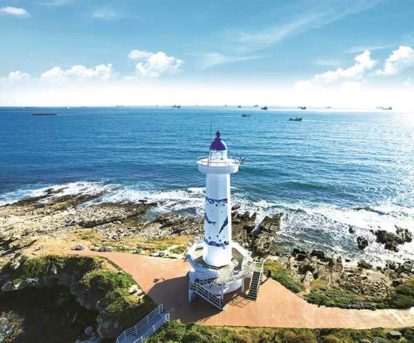 울산 동구 방어진 부근의 슬도등대.