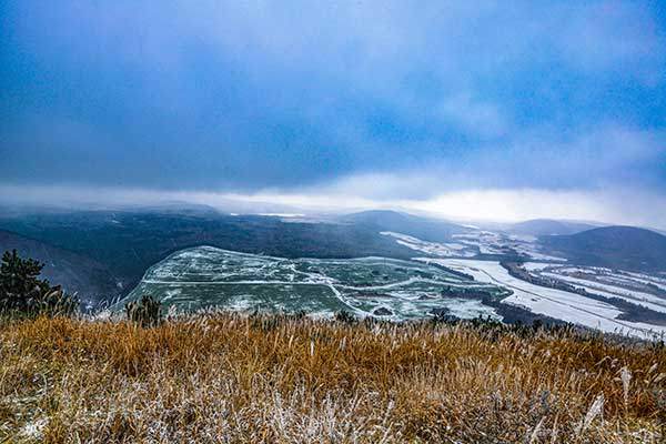 고도감이 느껴지는 정상 남쪽 풍광. 저 일대에 골프장이 몰려 있다.