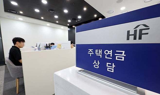 오는 3월부터 주택연금 혜택이 확대되면서, 집을 물려주는 대신 당당한 노후 생활비를 선택하는 ‘다쓰죽’ 세대가 늘고 있다. 연합뉴스