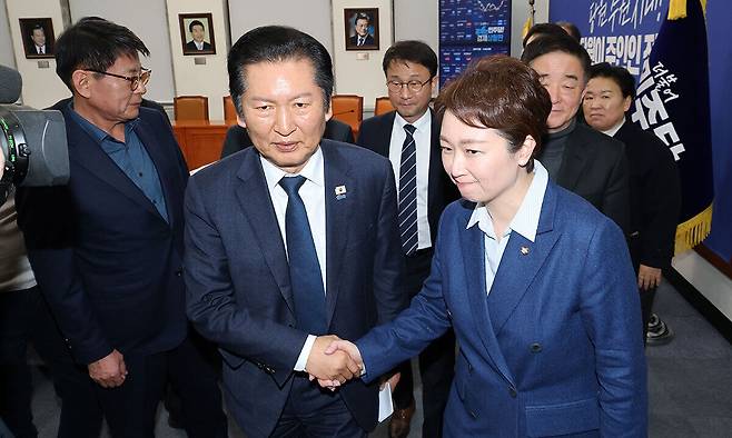더불어민주당 정청래 대표가 10일 국회에서 조국혁신당과의 합당 논의를 주제로 열린 비공개 최고위원회의를 마친 뒤 결과를 발표하고 이언주 최고위원과 악수하고 있다. 연합뉴스