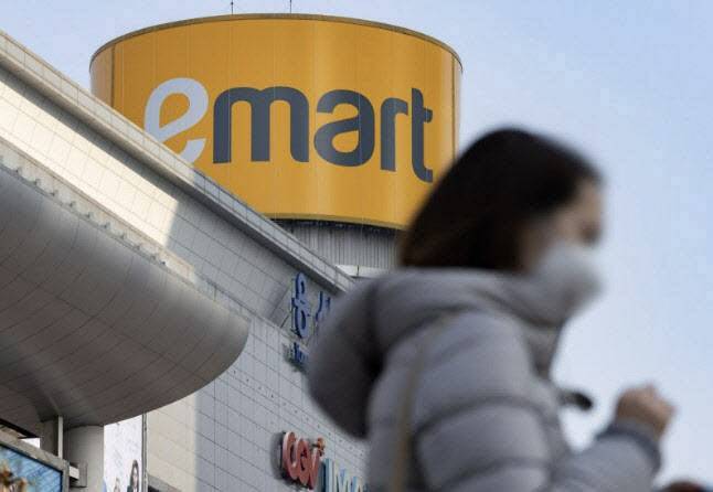 이마트는 지난해 연간 연결 기준 순매출 28조9704억원, 영업이익은 전년 대비 584.8% 증가한 3225억원을 달성했다고 11일 공시했다. 뉴스1