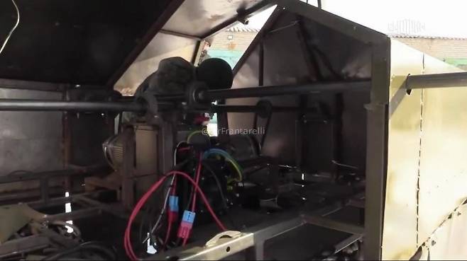 강철 케이블을 회전시키는 장비 내부 모습. 영상 캡처