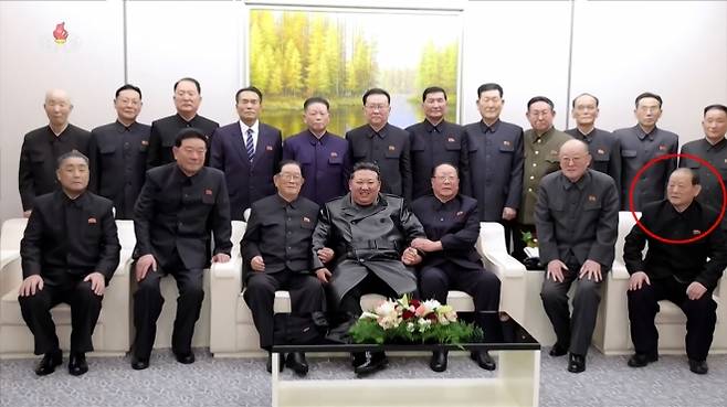 김정은 북한 국무위원장이 지난 8일 건군절 기념행사에 초청된 제대 장령들과 기념사진을 찍고 있다. 붉은 원 안은 김원홍 전 국가보위상. 조선중앙TV 캡처