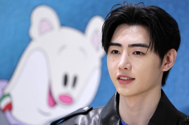 대한체육회 홍보대사로 밀라노를 찾은 엔하이픈 멤버 성훈이 8일(현지시간) 이탈리아 밀라노 메인프레스센터에서 인터뷰를 하고 있다. 뉴시스