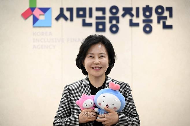 11일 김은경 서민금융진흥원장 및 신용회복위원장이 서금원 홍보 캐릭터 ‘채우미’와 ‘포용이’ 인형을 손에 들고 미소를 짓고 있다. 홍윤기 기자