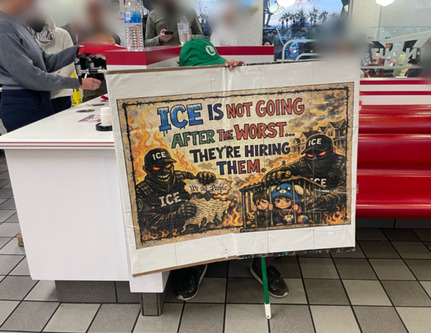 8일(현지 시간) 미국 캘리포니아주 산타클라라의 한 햄버거 가게에 ICE 반대 시위 팻말이 놓여져 있다. 김창영 특파원