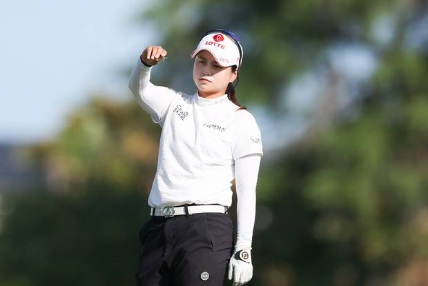 바람 방향을 확인하고 있는 최혜진. 사진 제공=대홍기획