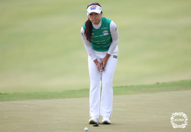 그린 경사를 파악하고 있는 이동은. 사진 제공=KLPGA