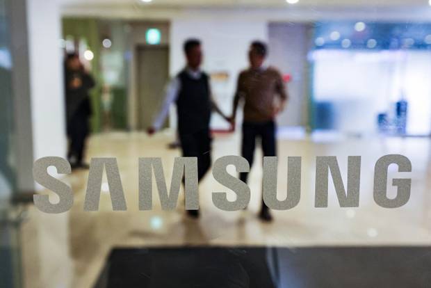 삼성전자 서초사옥에서 임직원들이 대화를 나누며 걷고 있다. 연합뉴스