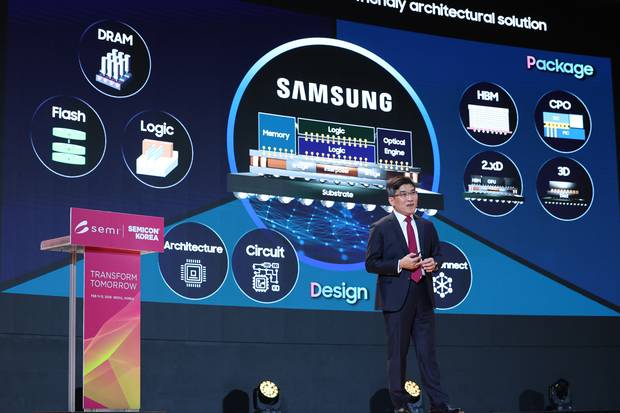송재혁 삼성전자 디바이스솔루션(DS)부문 최고기술책임자(CTO) 사장이 11일 서울 강남구 코엑스에서 열린 국내 최대 반도체 산업 전시회 ‘세미콘 코리아 2026’에 연사로 참석해 기조연설을 하고 있다. 뉴스1