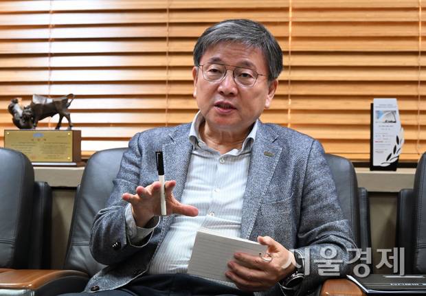 서울경제신문과 인터뷰를 진행 중인 기동호 코리아에셋투자증권 사장. 성형주 기자