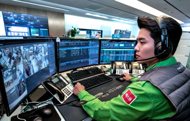 10일 경기도 수원의 에스원 통합관제센터에서 관제사가 보안 핵심 지점을 모니터링하고 있다. 사진제공=에스원