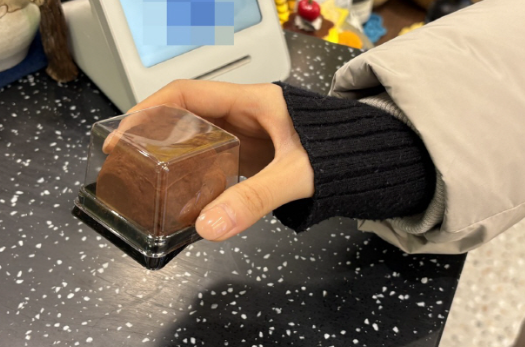 한 시민이 두바이쫀득쿠키를 구매하는 모습, 연합뉴스