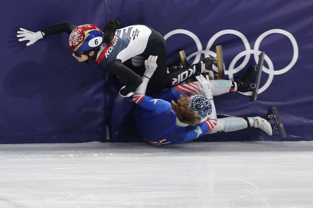 김길리가 10일(현지시간) 이탈리아 밀라노 아이스스케이팅 아레나에서 열린 2026 밀라노ㆍ코르티나담페초 동계올림픽 쇼트트랙 혼성계주 준결승에서 넘어진 커린 스토더드와 충돌하고 있다. 연합뉴스