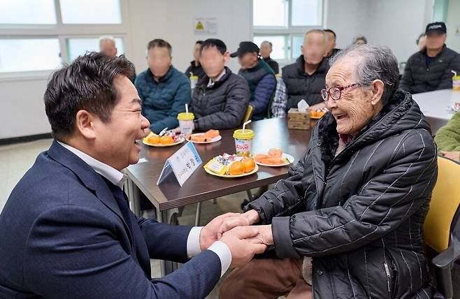 10일 노인주거복지시설인 온양정애원을 방문한 오세현 아산시장이 박정순 장수어르신과 악수를 하고 있다. ⓒ아산시 제공