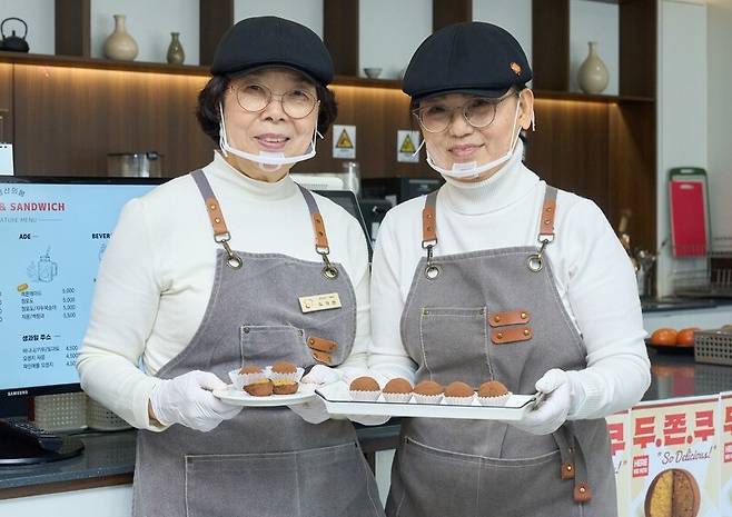 시장형 사업단 시니어카페 '남산의 봄' 근무자들이 직접 만든 두바이 쫀득 쿠키를 선보이고 있다. ⓒ천안시 제공
