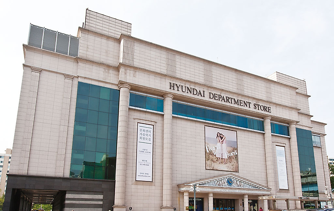 현대백화점그룹 지주사인 현대지에프홀딩스는 중간 지주사 현대홈쇼핑을 100% 자회사로 편입할 계획이라고 11일 밝혔다. 사진은 서울 강남구의 현대백화점 압구정본점 ⓒ시사저널 DB