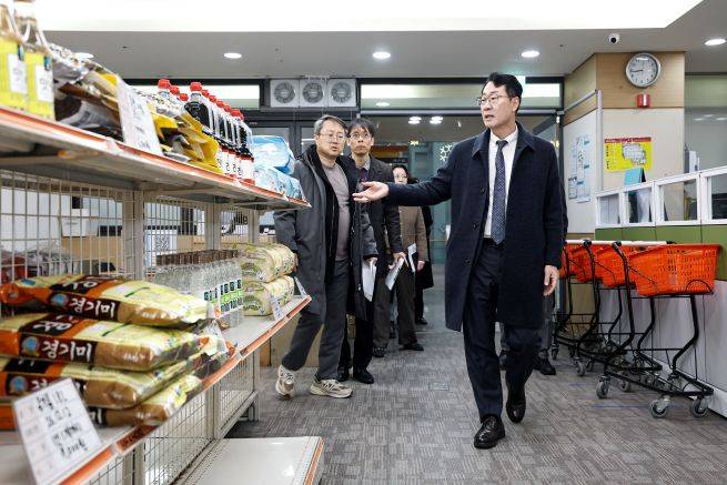 정명근 화성시장이 '그냥드림' 진열장을 둘러보고 있다. ⓒ화성시 제공