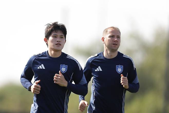 울산 이동경(왼쪽)과 보야니치가 지난달 UAE 알아인에서 진행된 동계전지훈련 도중 가볍게 뛰며 몸을 풀고 있다. 사진제공｜한국프로축구연맹