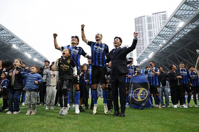 윤정환 인천 유나이티드 감독(오른쪽)이 지난해 10월 26일 경남FC와의 K리그2 홈경기 이후 리그 조기우승을 확정하며 선수, 팬들과 함께 기뻐하고 있다. 프로축구연맹 제공