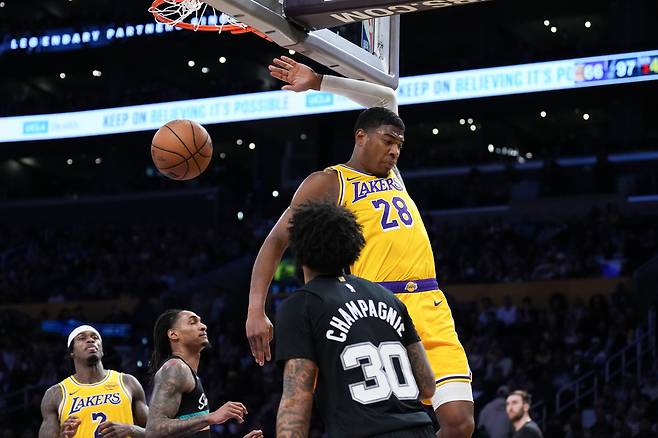 덩크하는 루이 하치무라.   로스앤젤레스 | AP연합뉴스