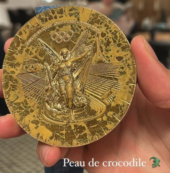 프랑스 수영 선수가 클레멘트 세키가 파리 올림픽 혼계영에서 따낸 동메달의 상태를 SNS에 공개했다. 세키 SNS