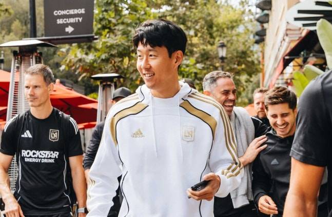 ▲ 축구장은 물론 지역 연고지 전체에 스포트라이트를 받고 있는 손흥민 ⓒLAFC