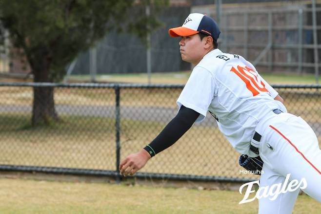 ▲ 건장한 체구에서 나오는 묵직한 패스트볼로 한화 코칭스태프의 눈길을 사로잡고 있는 한서구 ⓒ한화이글스