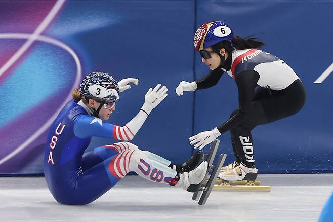 ▲ 10일 쇼트트랙 스피드스케이팅 혼성 2000m 계주 준결승전에서 나온 김길리와 코린 스토다드의 충돌 장면. 스토다드는 이날 여자 500m와 혼성 2000m 계주 준준결승전에서도 미끄러져 넘어지는 장면이 있었다. 곽윤기 김아랑 해설위원은 준준결승이 끝난 뒤 스토다드가 같은 실수를 반복하고 있다며 우려했는데, 결국 준결승전에서 한국이 그의 세 번째 실수에 당하고 말았다. ⓒ 연합뉴스