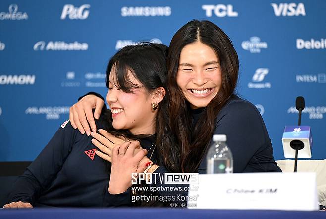 ▲ 한국-일본계 미국인 베아 킴(왼쪽)은 17살 나이에 미국 국가대표 스노보더가 됐다. 11살 어린이 시절 클로이 킴(오른쪽)을 보며 스노보드 선수를 꿈꿨고, 지금은 그 옆에서 기자회견에 참석하는 국가대표로 자랐다.