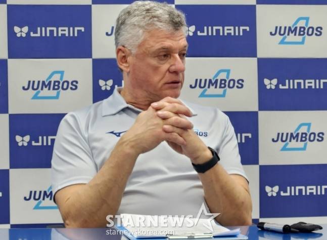 헤난 달 조토 대한항공 감독이 10일 우리카드전 패배 후 기자회견에서 취재진의 질문에 답하고 있다. /사진=안호근 기자