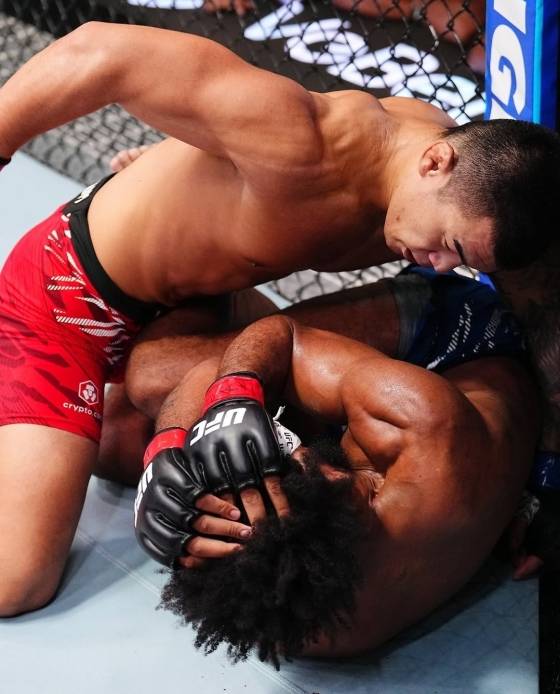 고석현(왼쪽)이 지난 11월 미국 네바다주 라스베이거스 UFC 에이펙스에서 열린 'UFC 파이트 나이트: 가르시아 vs 오나마' 언더카드 웰터급(77.1㎏) 경기 중 필 로를 그라운드에서 제압하고 있다. /사진=UFC 코리아 공식 사회관계망서비스(SNS)