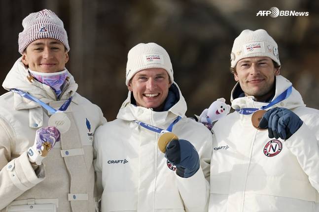 남자 바이애슬론 메달리스트. 요한-올라브 보튼(가운데)과 레그레이드(오른쪽). /AFPBBNews=뉴스1