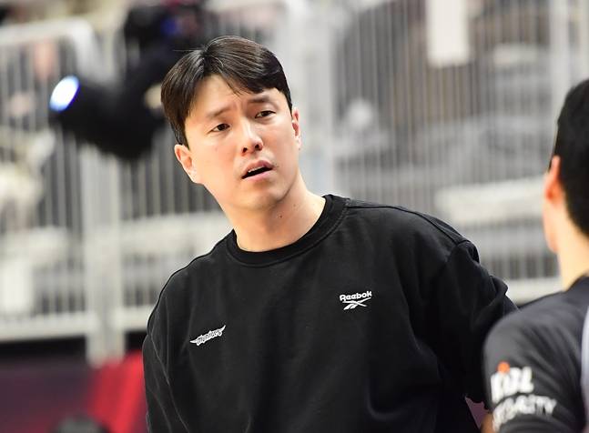 지난 9일 수원 KT전에서 김효범 감독이 심판진을 향해 항의하고 있다. /사진=KBL