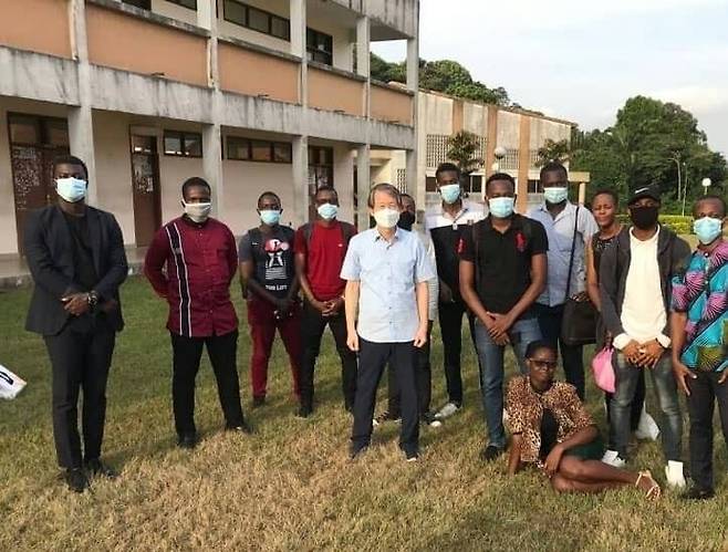 코트디부아르에서 한국학 석사과정을 밟던 봉쿤구 씨(왼쪽에서 두 번째) [봉쿤구 제공. 재판매 및 DB 금지]