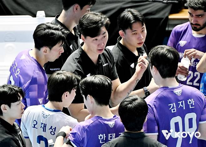 작전 지시하는 박철우 우리카드 감독대행(중앙) [한국배구연맹 제공. 재판매 및 DB 금지]