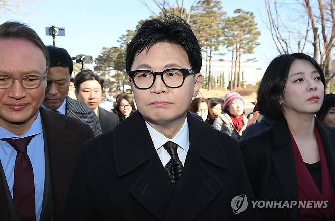 한동훈 전 국민의힘 대표(가운데)와 배현진 의원 [연합뉴스 자료사진]