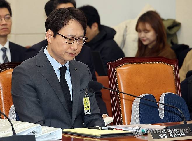 국회 정무위 긴급현안질의 출석한 이재원 빗썸 대표이사 (서울=연합뉴스) 배재만 기자 = 이재원 빗썸 대표이사가 11일 국회에서 열린 정무위원회의 국내 가상자산거래소 빗썸에서 발생한 거액의 비트코인 오지급 사태와 관련한 긴급 현안질의에 출석해 있다. 2026.2.11 scoop@yna.co.kr