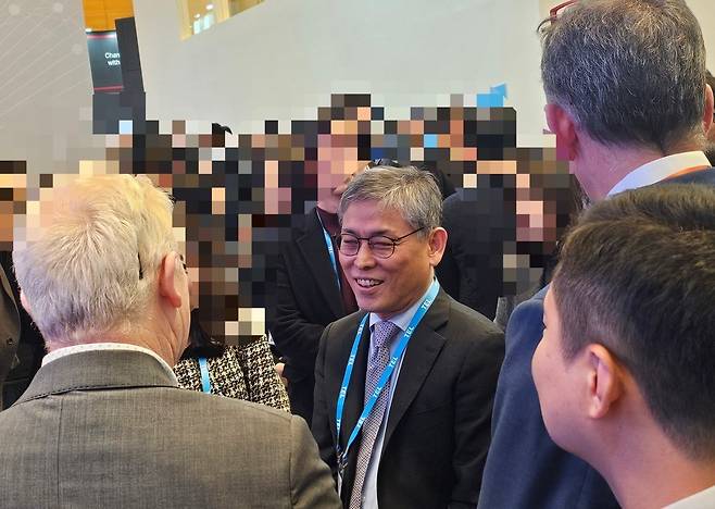 김용관 삼성전자 DS부문 경영전략담당 사장 (서울=연합뉴스) 김민지 기자 = 김용관 삼성전자 DS부문 경영전략담당 사장이 11일 오후 세미콘코리아 2026 전시장을 찾아 주요 협력사 부스를 방문한 모습. 2026.02.11 jakmj@yna.co.kr