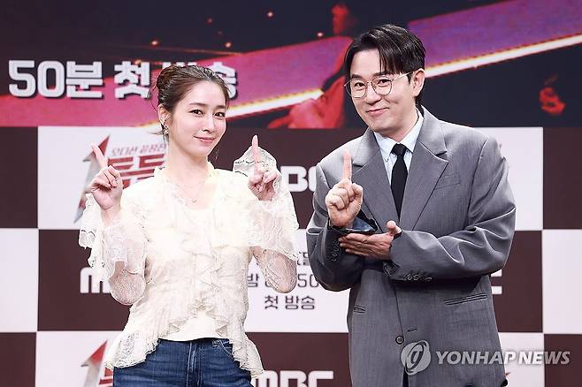 '1등들' 진행 맡은 이민정과 붐 (서울=연합뉴스) 진연수 기자 = 배우 이민정(왼쪽)과 방송인 붐이 11일 서울 마포구 MBC 골든마우스홀에서 열린 MBC 신규 음악 예능프로그램 '1등들' 제작발표회에서 포즈를 취하고 있다. 2026.2.11 jin90@yna.co.kr