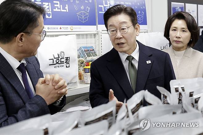 이재명 대통령 부부, 먹거리 그냥드림 현황 청취 (충주=연합뉴스) 한상균 기자 = 이재명 대통령과 김혜경 여사가 11일 충북 충주시건강복지타운 그냥드림 사업장을 방문해 운영 현황을 청취하고 있다. 
    '그냥드림'은 정부가 생계에 어려움을 겪는 국민을 위해 기본 먹거리·생필품을 지원하는 사업이다. 2026.2.11 [청와대통신사진기자단] xyz@yna.co.kr