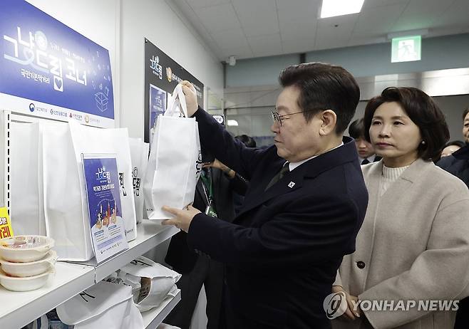 이재명 대통령 부부, 먹거리 그냥드림 사업장 방문 (충주=연합뉴스) 한상균 기자 = 이재명 대통령과 김혜경 여사가 11일 충북 충주시건강복지타운 그냥드림 사업장을 방문해 먹거리를 살펴보고 있다.
    '그냥드림'은 정부가 생계에 어려움을 겪는 국민을 위해 기본 먹거리·생필품을 지원하는 사업이다. 2026.2.11 [청와대통신사진기자단] xyz@yna.co.kr