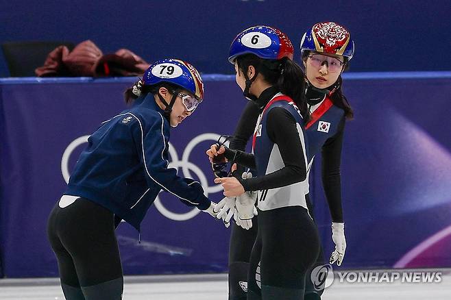 김길리 상태 확인하는 최민정-이소연 (밀라노=연합뉴스) 서대연 기자 = 11일(현지시간) 이탈리아 밀라노 아이스스케이팅 아레나에서 쇼트트랙 최민정과 이소연이 훈련 중 김길리의 상태를 확인하고 있다. 
    김길리는 전날 쇼트트랙 혼성계주 준결승에서 앞서 달리던 미국의 커린 스토더드가 넘어지며 충돌했다. 2026.2.11 dwise@yna.co.kr