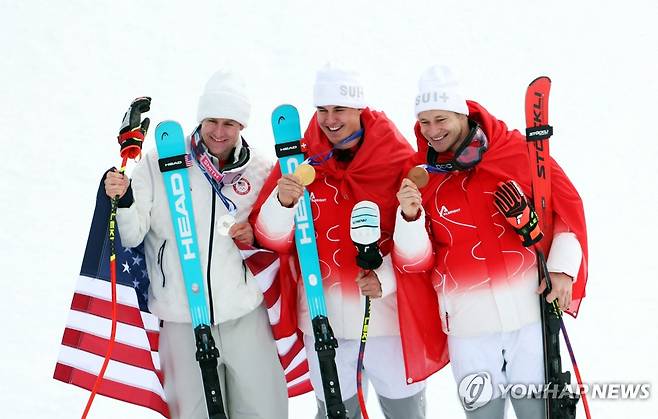 시상식에서 금메달을 들어보이는 프란요 폰 알멘(가운데)  [로이터=연합뉴스]