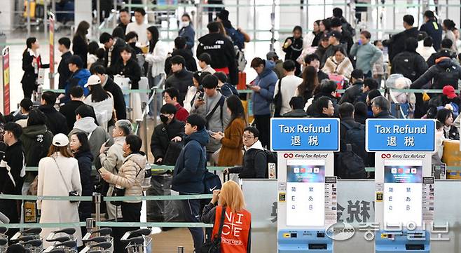 설 명절 연휴를 하루 앞둔 12일 인천시 중구 인천국제공항 제1여객터미널 출국장이 이른 아침부터 해외로 향하는 여행객들로 붐비고 있다.국토교통부에 따르면 13일부터 18일까지 이어지는 엿새간의 설 연휴 동안 해외 출국자는 총 99만4천 명에 이를 것으로 집계됐다. 연휴 기간 인천공항은 하루 평균 16만 명 안팎의 이용객이 몰릴 것으로 예상했다.정선식기자