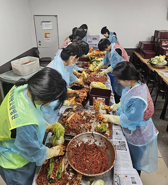 지난해 연말 직원들과 봉사자들이 환자와 취약계층의 건강한 겨울나기를 위해 준비한 김장데이.