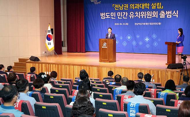 전남도민의 30년 숙원인 전남권 국립의과대학 설립이 민·관·학의 공동 대응 끝에 2030년 개교 확정이라는 결실을 맺었다. 사진 위로부터 김영록 전남지사가 최교진 교육부 장관을 만나 의대 설립을 건의하고 있는 모습. 김 지사가 목포시·순천시·목포대·순천대와 국립의대 설립 공동협약 체결 후 기념촬영을 하고 있는 모습. 김 지사가 전남국립 의대 설립 범도민 민간 유치위원회 출범식에서 발언하는 모습.<전남도 제공>