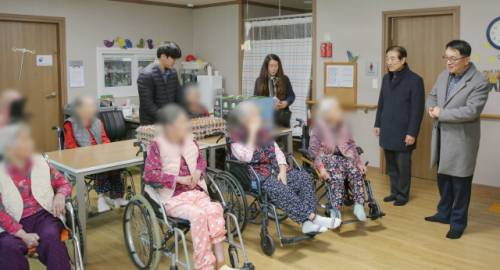 ◇횡성군 11일 군사회복지협의회와 함께 지역 내 사회복지시설 방문해 입소자들의 안부 묻고 시설종사자 노고를 격려하는 등 현장 위문활동과 복지지원활동을 펼쳤다.